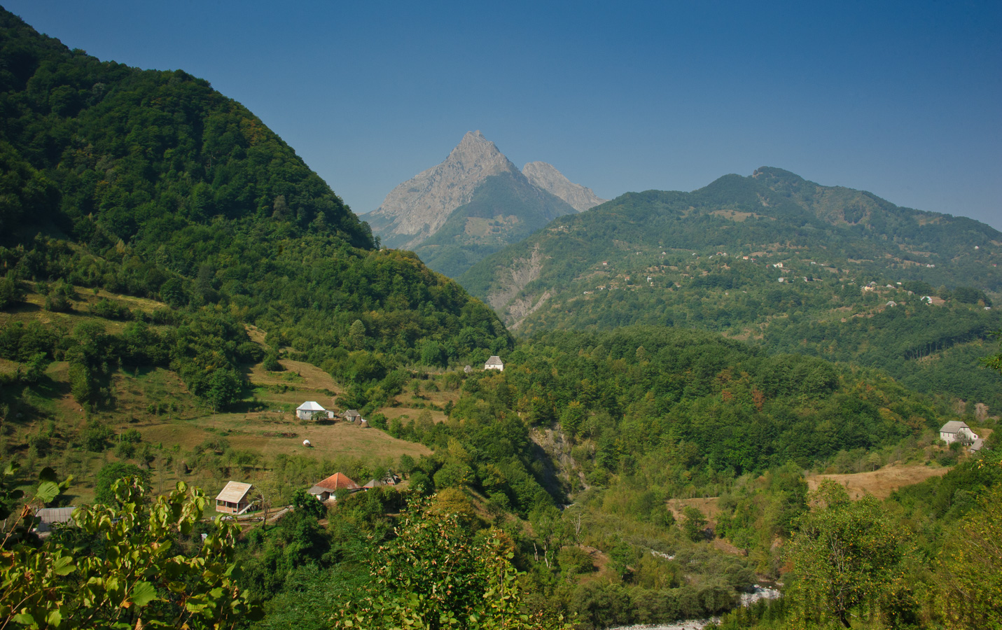 Montenegro -  [28 mm, 1/200 sec at f / 18, ISO 400]